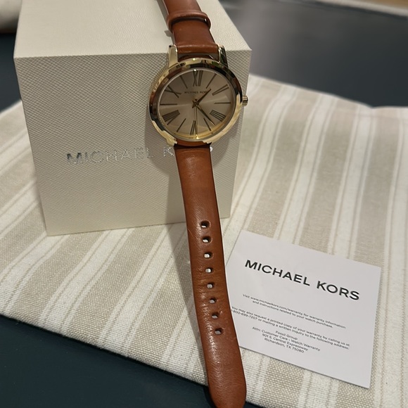 Authentic Michael Kors Women’s Watch, MK-2521 in Gold & Leather Strap Detail - Picture 15 of 16
